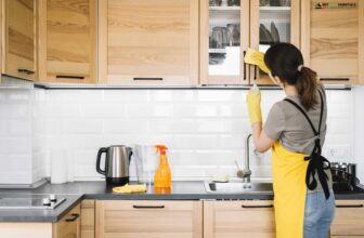 how to clean kitchen cabinets